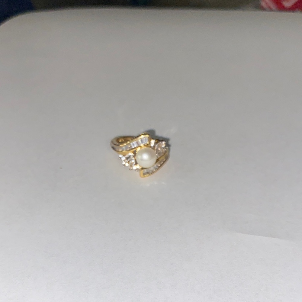 Elegant Gold Pearl Ring